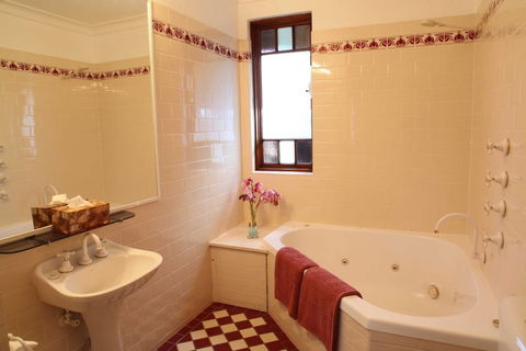 The 3 Explorers Motel - South Australia Travel 6