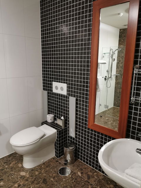 Majestic Roof Garden Hotel - South Australia Travel 6