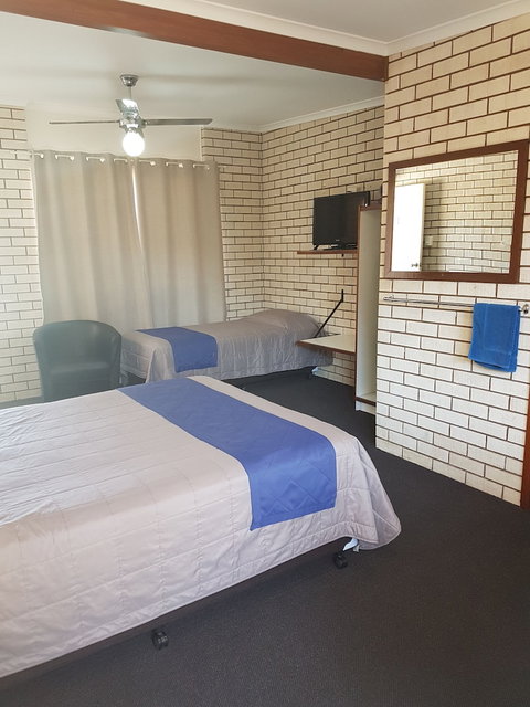 Emerald Tower Motor Inn - South Australia Travel 4