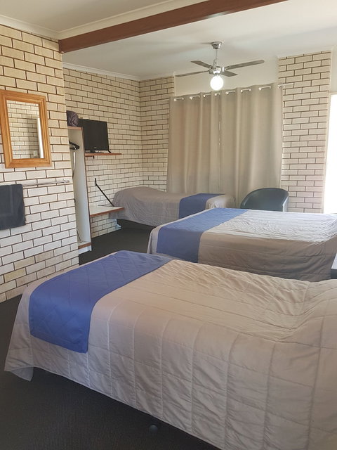 Emerald Tower Motor Inn - South Australia Travel 6