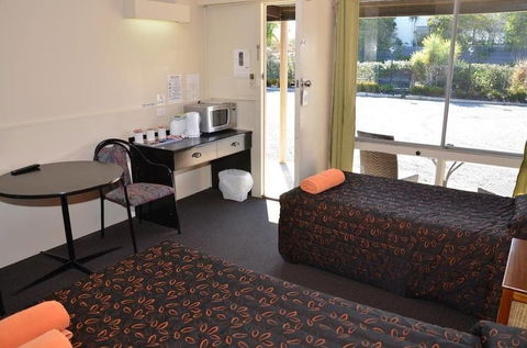 Warwick Motor Inn - South Australia Travel 1