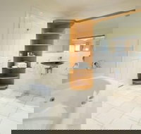 Lakeside Suites 2 - South Australia Travel