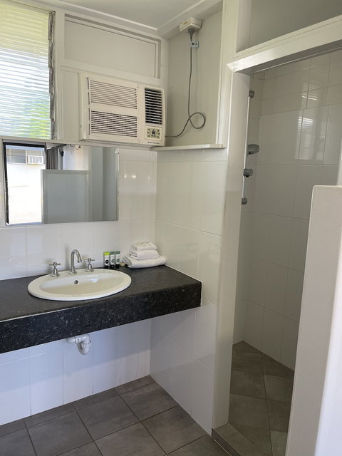 Queens Beach Motor Hotel - South Australia Travel 6