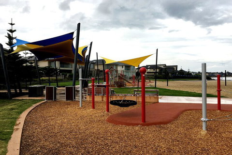 Deluxe Lake View House - South Australia Travel 6