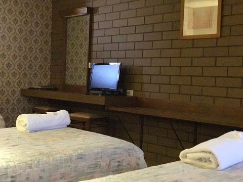 Century Motor Inn - South Australia Travel 0