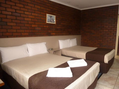Pioneer Lodge Motel - South Australia Travel 3