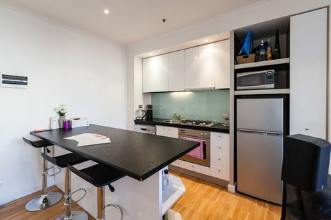 CLAUDE, 2BDR Melbourne Apartment - South Australia Travel 3