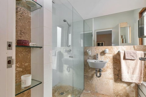 Contemporary Townhouse In Adelaide City - South Australia Travel 4