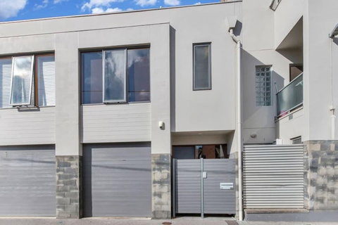 Contemporary Townhouse In Adelaide City - South Australia Travel 1