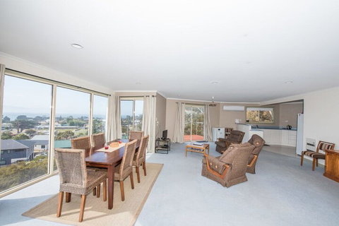 Hilltop Haven - South Australia Travel 1