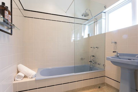 Deco Beach Luxury Apartments - South Australia Travel 7