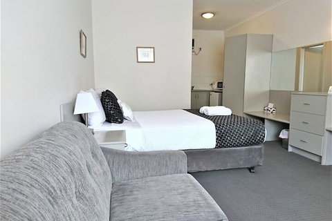 Fantasia Glenelg Studio Apartments - South Australia Travel 7