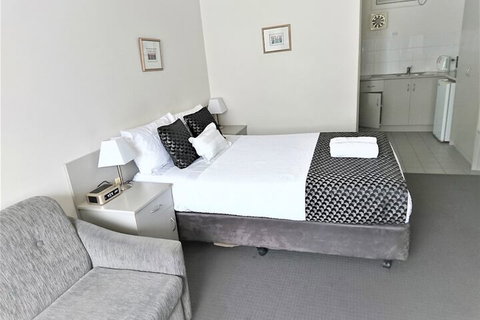 Fantasia Glenelg Studio Apartments - South Australia Travel 5