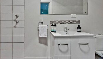 Adelaide 4 Bedroom House With Pool - South Australia Travel 6
