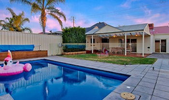 Adelaide 4 Bedroom House With Pool - South Australia Travel 2