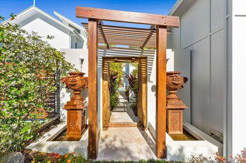 Ocean Pearl On Eclipse - South Australia Travel 0