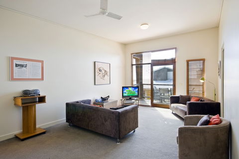 Lornebeach Apartments - South Australia Travel 5