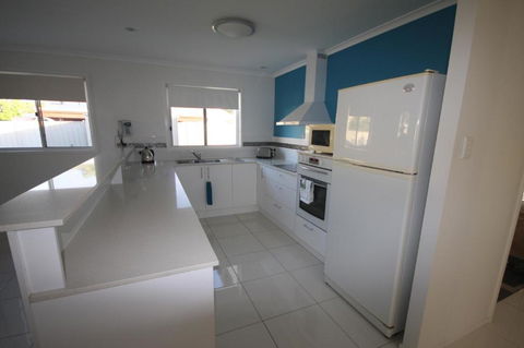 62 Tingira Close Modern Lowset Home With Swimming Pool Outdoor Area Ample Parking. Pet Friendly - South Australia Travel 5
