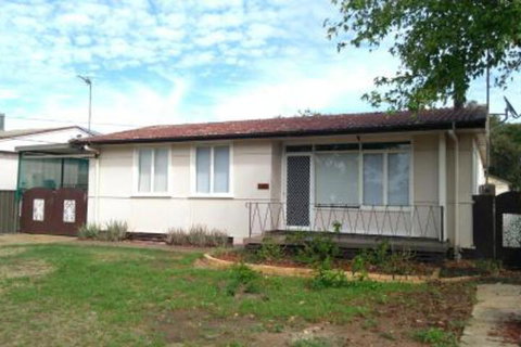 Large 5 Bedroom House With Wifi & Netflix Close To Taronga Western Plains Zoo - South Australia Travel 7