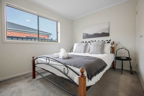 Spacious Lovely Home In Point Cook - South Australia Travel 2