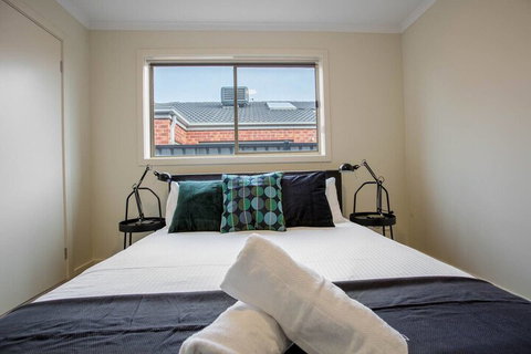 Spacious Lovely Home In Point Cook - South Australia Travel 6