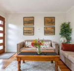 Spacious Bungalow5min walk to station5min to Box HillWiFiParking