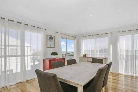 SEAVIEW Ocean Views From A Modern Townhouse - South Australia Travel 6