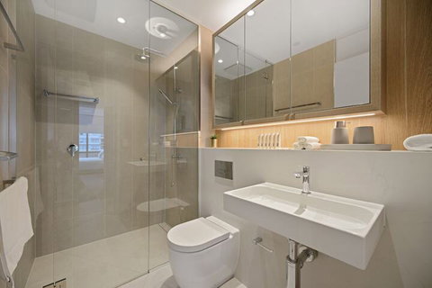 HomeHotel Ultra Luxury 2 Bedroom Next To Mall & Train - South Australia Travel 6