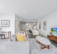 HomeHotel Ultra Luxury 2 Bedroom next to Mall  Train