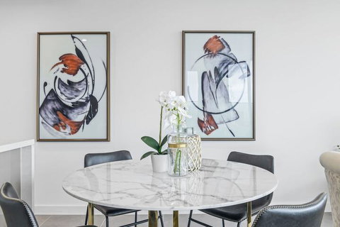 HomeHotel Ultra Luxury 2 Bedroom Next To Mall & Train - South Australia Travel 7