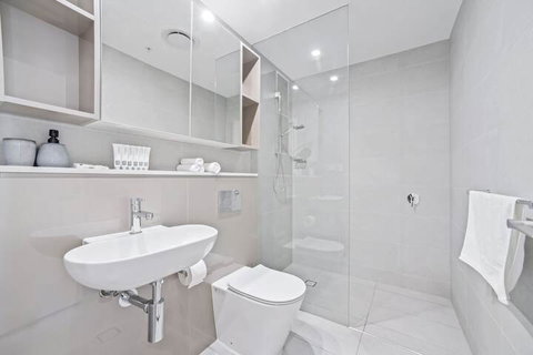 HomeHotel Ultra Luxury 2 Bedroom Next To Mall & Train - South Australia Travel 5