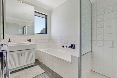 On The Hill At Metung - South Australia Travel 7