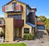 The Island Manor family seaside stay with views - South Australia Travel