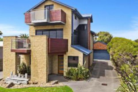 The Island Manor Family Seaside Stay With Views - South Australia Travel 0