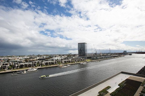Delightful 2BR Riverview@docklands - South Australia Travel 5