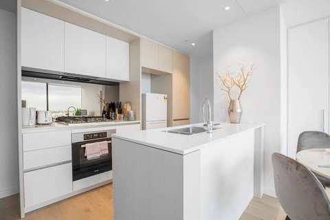 Delightful 2BR Riverview@docklands - South Australia Travel 2