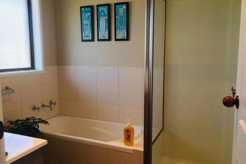 QUEEN BEDROOM FRIENDLY HOME PORTLAND - South Australia Travel 3