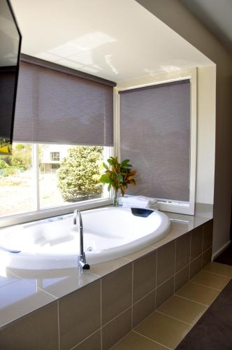 Daylesford Spa Villa One - South Australia Travel 6