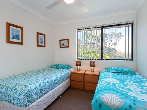 12 Intrepid 3 Intrepid Close Right On The Beachfront - South Australia Travel 1