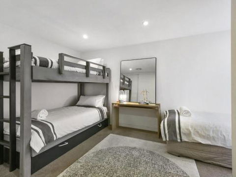 LOUTTIT BAY APARTMENT 2 Main Street With Wifi & Views - South Australia Travel 5