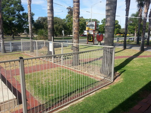 Sunraysia Motel & Holiday Apartments - South Australia Travel 0