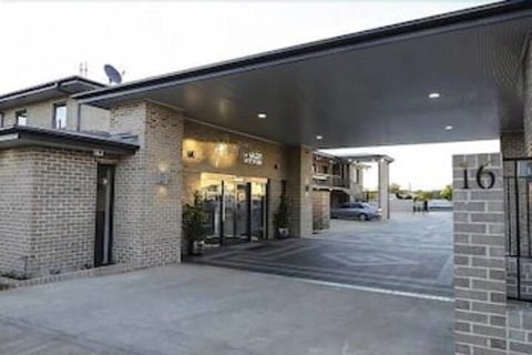 Aastro Dish Motor Inn - South Australia Travel 1