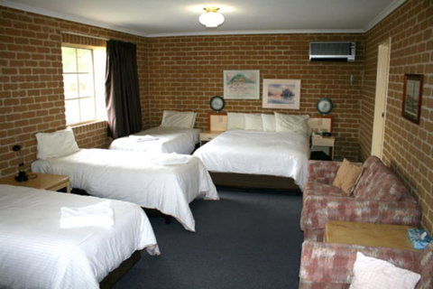 Grand Manor Motor Inn - Queanbeyan - South Australia Travel 5