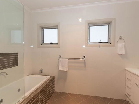 Opus 1 / 10 Poly Cow Lane - South Australia Travel 1