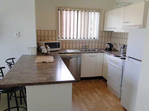 3 / 4 Victor Parade Great Townhouse & Walk To The Beach - South Australia Travel 5