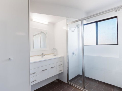 10 Intrepid 3 Intrepid Close Water Views Over Shoal Bay Beach - South Australia Travel 4