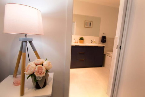 Contemporary â€˜Espritâ€™ With River Reserve Access - South Australia Travel 1