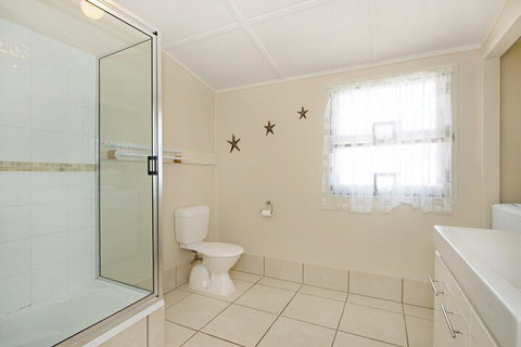 Close To Water Restaurants & Clubs Toorbul St. Bongaree - South Australia Travel 6