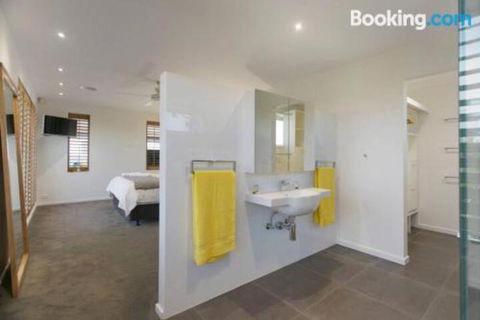Anchor Beachfront Retreat - South Australia Travel 3