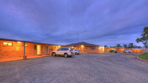 Jacaranda Motor Lodge - South Australia Travel 5